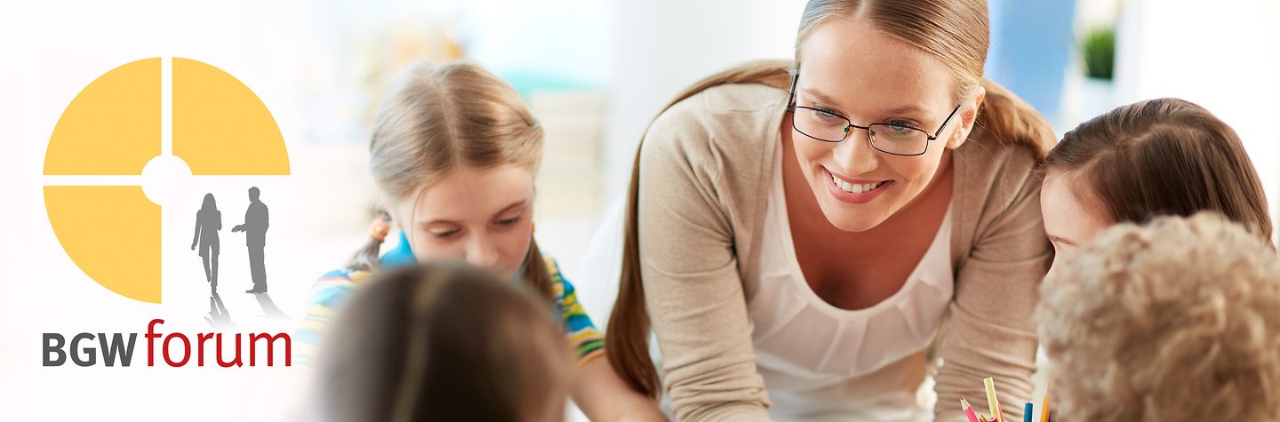 BGW forum - Frau mit einer Gruppe von Kindern Bildcollage: Logo BGW forum neben einer Frau, die mit kleinen Kindern spielt