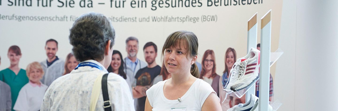 Beratungssgespräch auf der Fachausstellung Zwei Besucher auf der Fachausstellung, die miteinander sprechen.