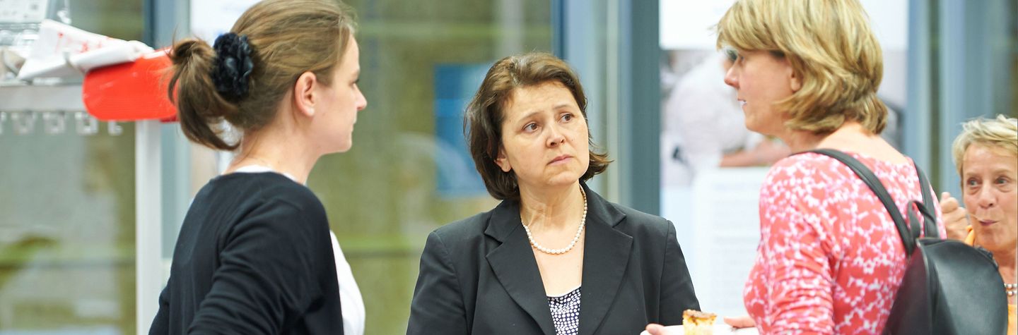 Drei Teilnehmerinnen auf dem BGW trialog 2014 stehen zusammen und sprechen miteinander.