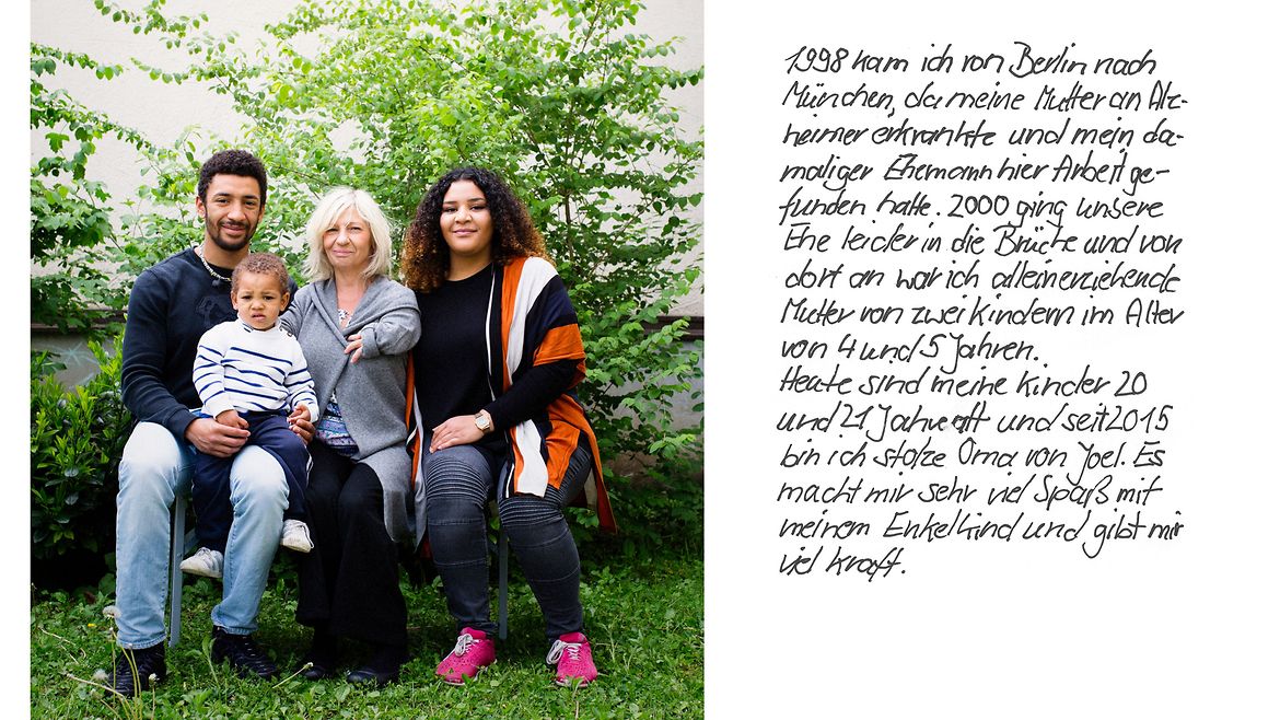 Drei Personen - ein Mann und zwei Frauen - sitzen auf einer Bank. Der Mann hält ein Kind auf dem Schoß. Im Hintergrund sind grüne Büsche vor einer Hauswand. Neben dem Foto beschreibt die Künstlerin die Geschichte ihrer Familie.