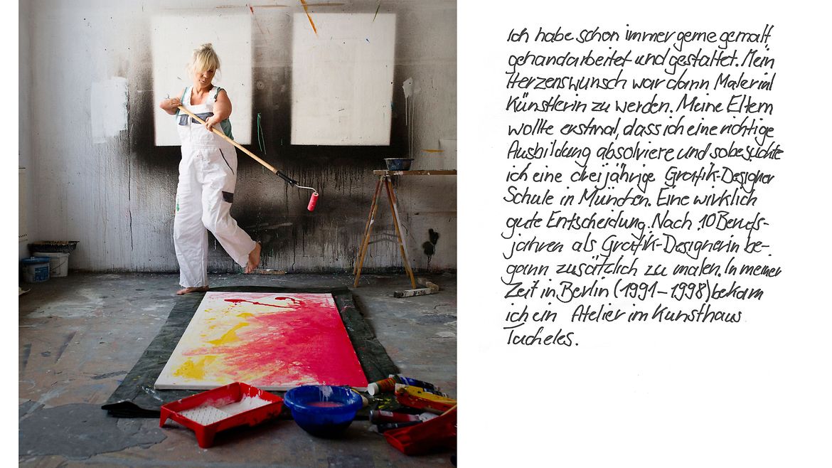 Eine Frau mit verkürzten Armen malt in einem Atelier. Neben dem Foto beschreibt die Künstlerin ihren beruflichen Werdegang.