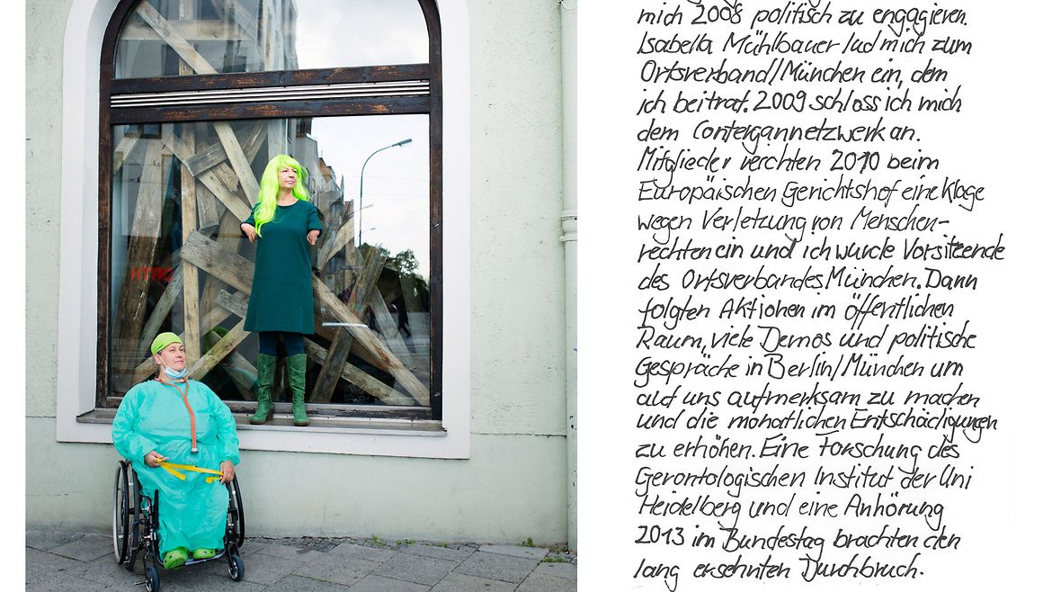 Eine Frau mit grüner Perücke und grünem Kleid steht auf dem Sims eines großen Fensters. Davor sitzt eine Frau im Rollstuhl. Sie trägt grüne OP-Kleidung und ein Stethoskop um ihren Hals. Neben dem Foto erzählt die Künstlerin etwas zu ihrem politischen Engagement.