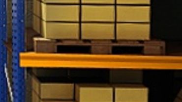 Regal mit Lagerware auf Paletten Regal mit Lagerware auf Paletten