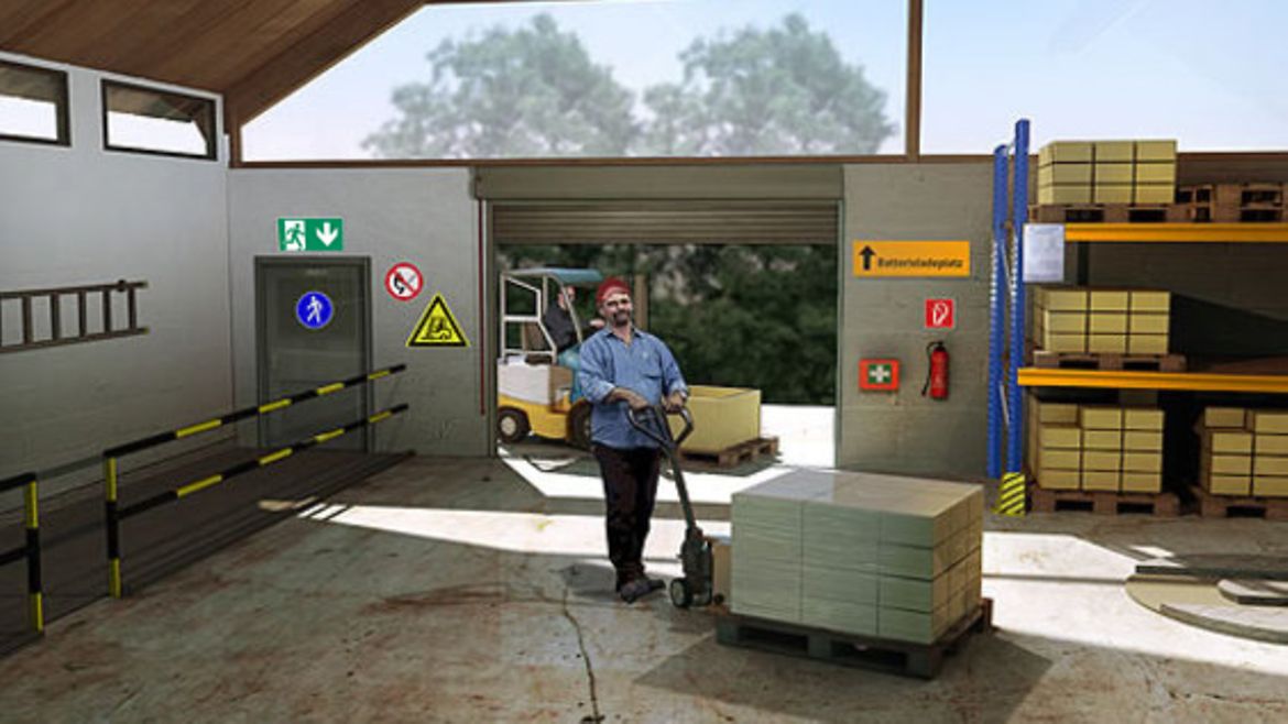 Arbeiter schiebt einen beladenen Hubwagen durch eine Werkstatthalle.