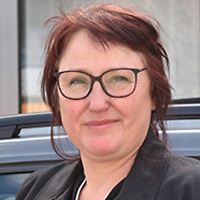 Nicole Conrad Nicole Conrad steht vor einem Auto.