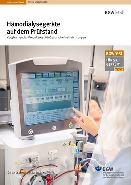 Titel: BGW test Hämodialysegeräte - Medizinische Fachangestellt arbeitet am Display eines Hämodialysegeräts