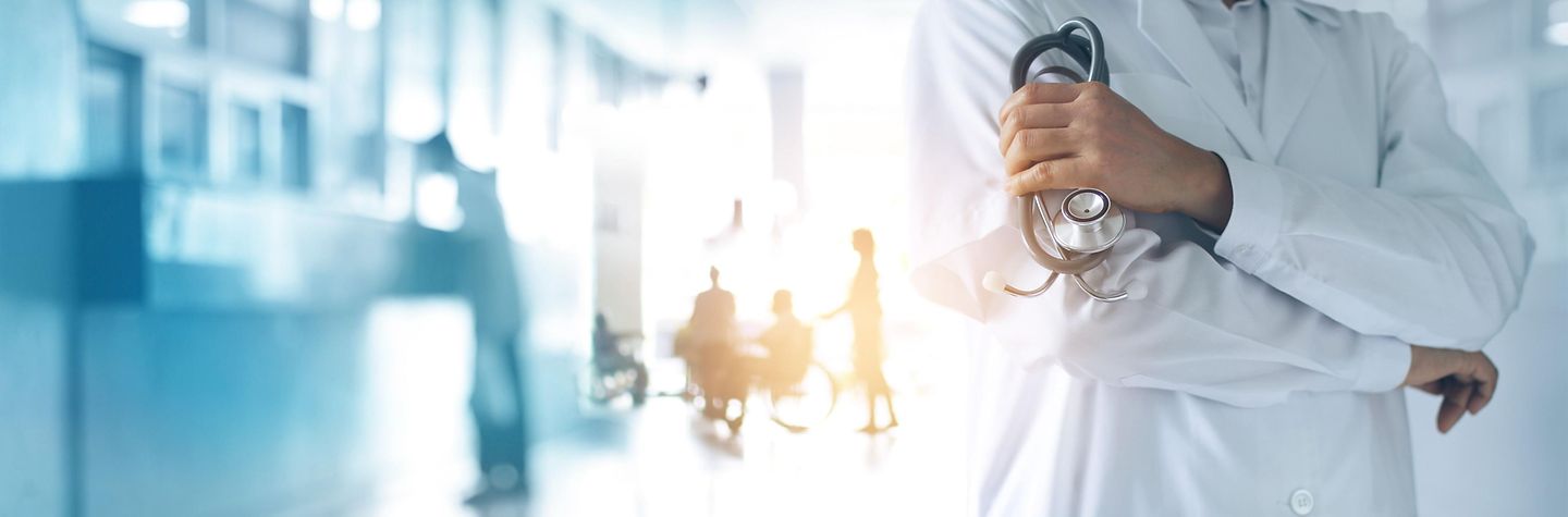 Collage: Arzt mit Stethoskop in der Hand und Patienten, Krankenhaus-Flure