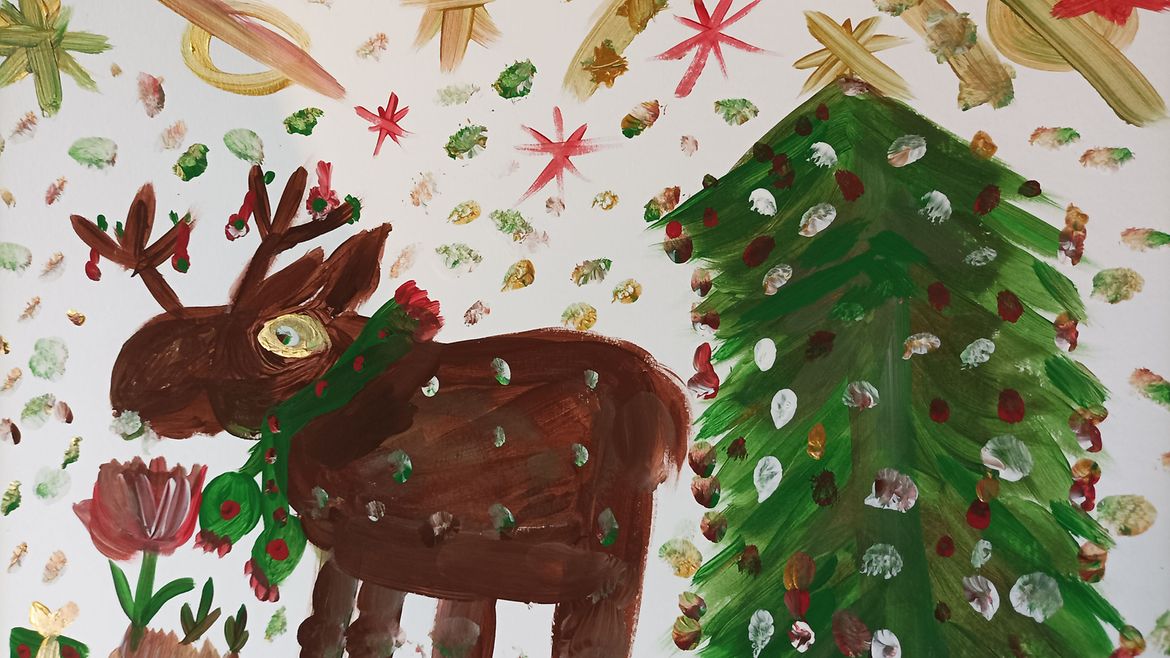 Gemälde: Elch steht neben einer geschmückten Tanne auf einer Wiese. Er trägt einen Schal und hat Weihnachtsschmuck im Geweih