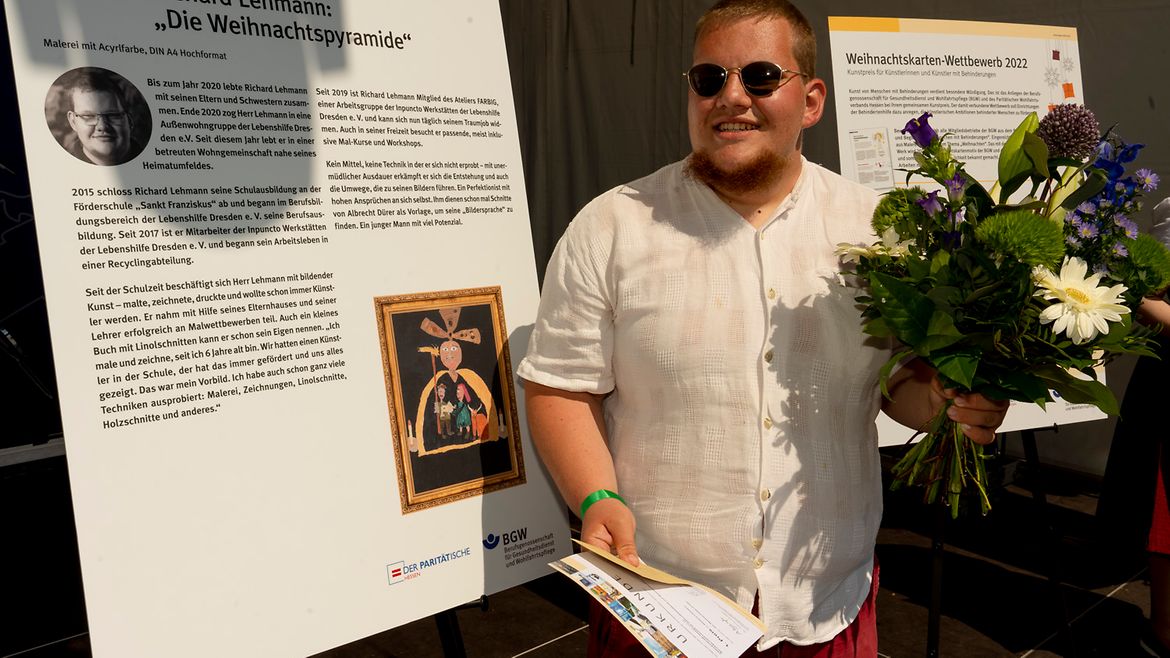 Richard Lehmann mit Urkunde und Blumenstrauß 