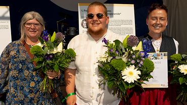  Claudia Bernunzo, Richard Lehmann und Annerose Stadler mit Urkunden und Blumensträußen