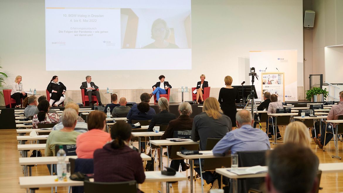 Saalansicht von hinten - vorne wird eine Präsentation gezeigt.