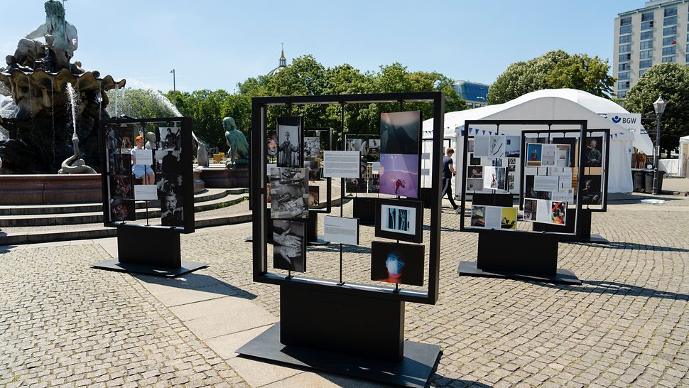 Fotoausstellung "Mensch - Arbeit - Handicap" vor dem BGW-Pavillon auf den SOD-Sommerspielen 2022