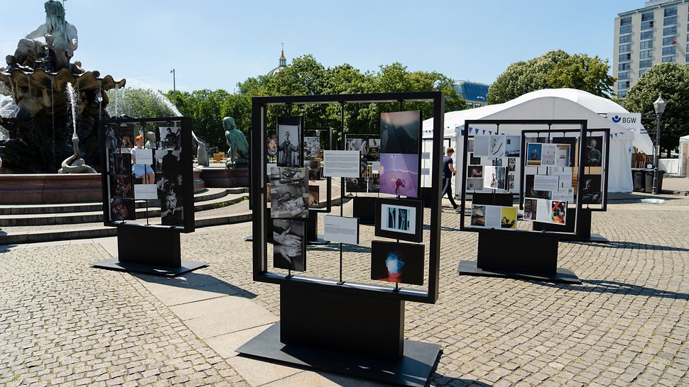 Fotoausstellung vor dem BGW-Pavillon auf den SOD-Sommerspielen 2022 Fotoausstellung "Mensch - Arbeit - Handicap" vor dem BGW-Pavillon auf den SOD-Sommerspielen 2022