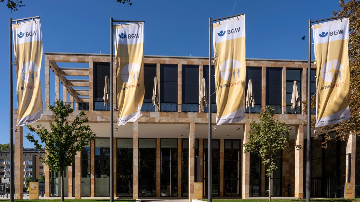 Vier BGW-Flaggen wehen vor dem RMCC Kongresszentrum Wiesbaden.