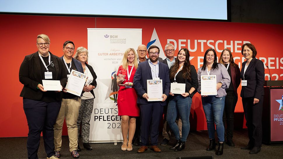 Die Gewinner des BGW Gesundheitspreises 2022 werden auf dem Deutschen Pflegetag in Berlin ausgezeichnet. Ganz rechts steht die stellvertretende Hauptgeschäftsführerin der BGW. Frau Drechsel-Schlund.