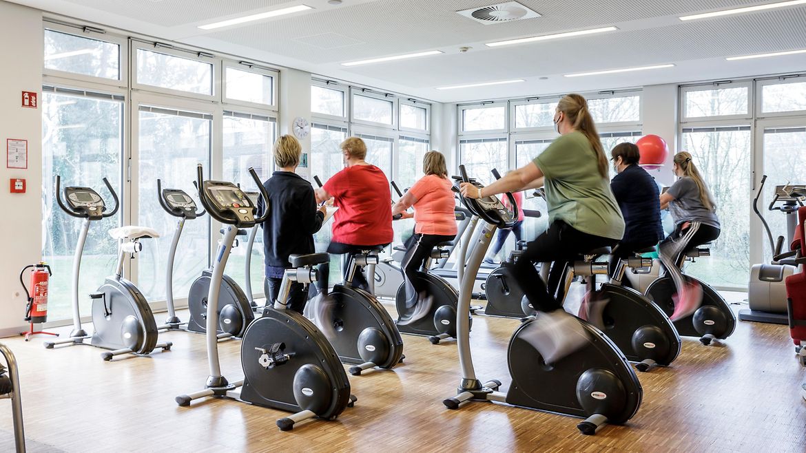 Trainingsfläche im BG Klinikum Hamburg mit einer Gruppe von Teilnehmenden im Cardio-Bereich