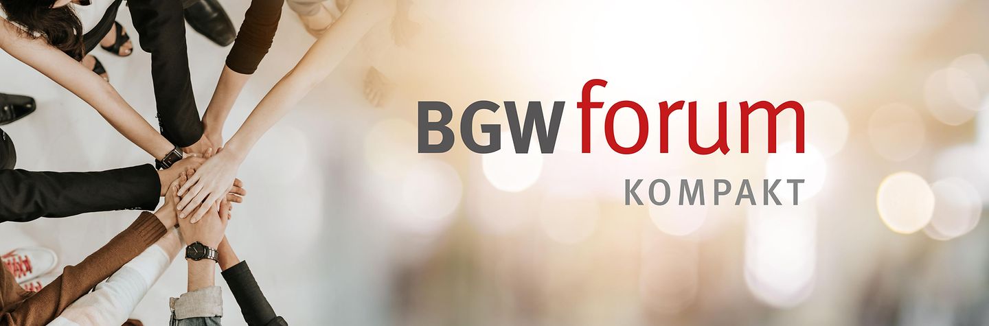 BGW forum "kompakt" Sicht von oben auf 9 Arme von verschiedenen Personen, die sich zur Mitte strecken - dort liegen die Hände aufeinander. Im Hintergrund verschwommene Lichter. Rechts daneben das Logo "BGW forum - kompakt".