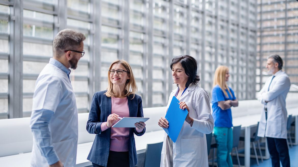 Prävention Arbeitsschutzexperte berät Zahnarzt zu geeigneter Beleuchtung