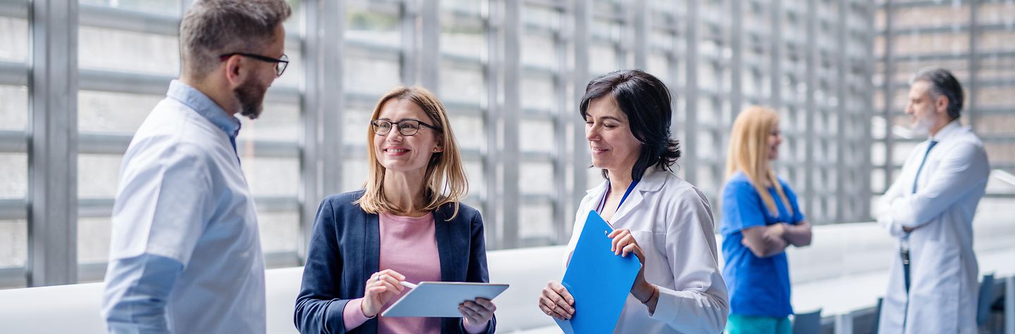 Prävention Arbeitsschutzexperte berät Zahnarzt zu geeigneter Beleuchtung