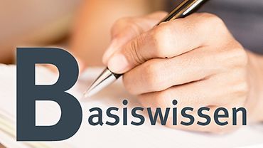 Basiswissen Hand mit Kugelschreiber scheibt - Schriftgrafik "Basiswissen".