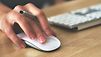 Hand mit Stift auf Computer-Maus