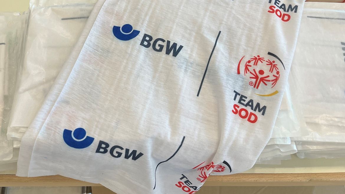 Ein weißes Tuch mit BGW-Logos und TeamSOD-Logos bedruckt