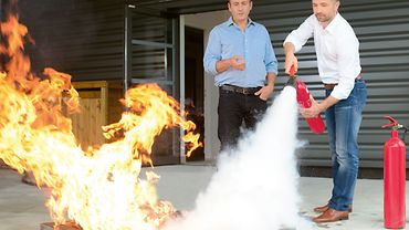 Klein, Handfeuerlöscher, auf weißem Hintergrund mit einen