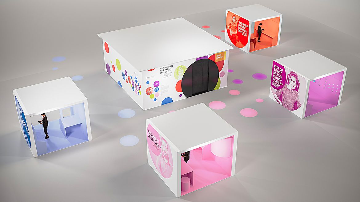 Visualisierung der Ausstellung: 5 Ausstellungsboxen in einer großen Halle mit großer Fensterfront, dahinter ein Gebäude 