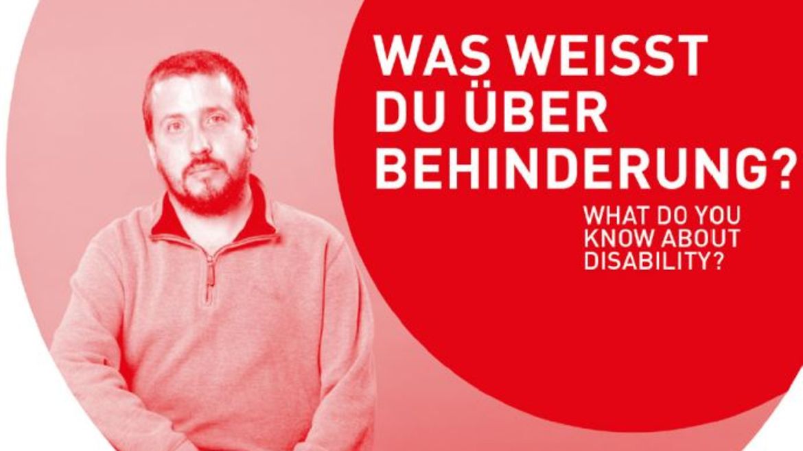 Visualisierung der Ausstellung: 5 Ausstellungsboxen in einer großen Halle mit großer Fensterfront, dahinter ein Gebäude 