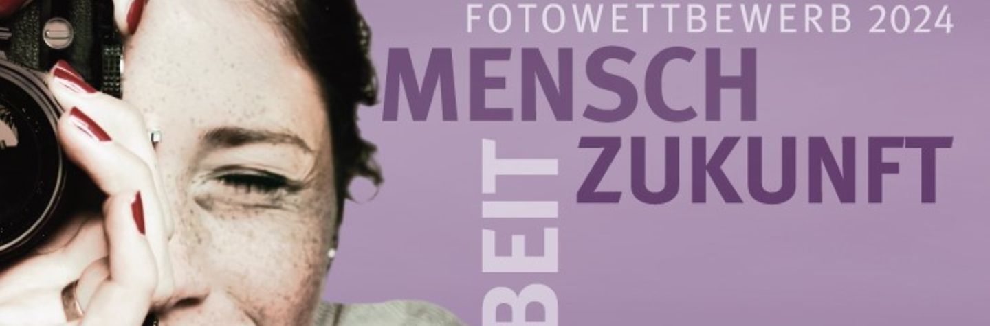 Titelmotiv des Fotowettbewerbs Mensch Arbeit Zukunft: Eine junge Frau schaut durch den Sucher einer Kamera.