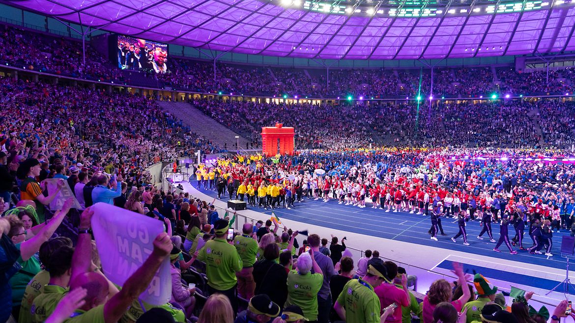 Bilck ins Olympiastadion: In der Mitte laufen die verschiedenen Länder-Delegationen, auf den Rängen jublendes Publikum