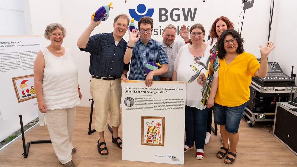 Künstlerinnen und Künstler der Kunstwerkstatt „Der Blaue See“ freuen sich gemeinsam mit Silvia Thimm, Vorstandsmitglied der BGW.