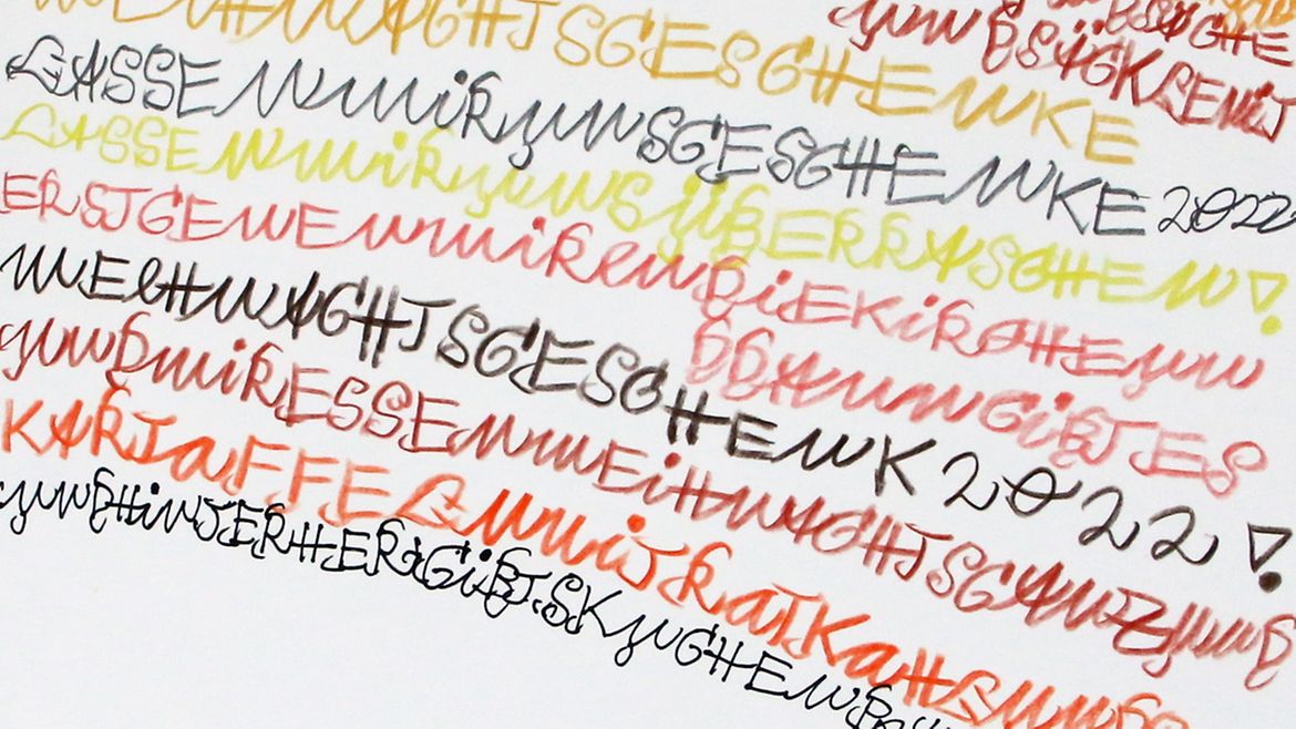 Das Werk "Lieber Nikolaus" zeigt Schrift mit Weihnachtswünschen in verschiedenen Farben über das Blatt geschrieben.