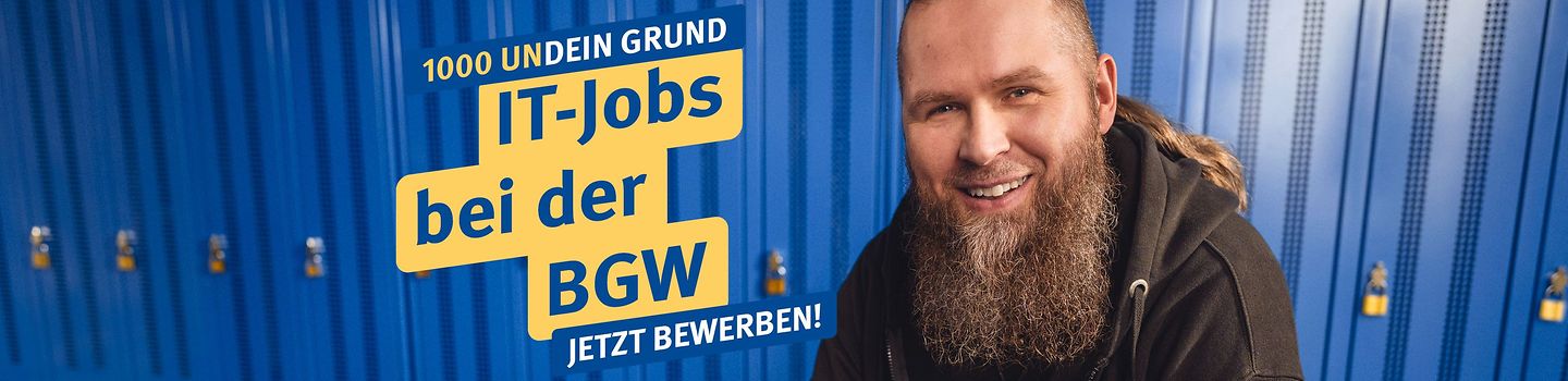 IT-Jobs bei der BGW Rund 40-jähriger IT-Experte mit langem Bart und zurückgebundenen langen Haaren sowie schwarzem Kapuzenpullover sitzt vor blauen Spind-Schränken, die mit Vorhängeschlössern gesichert sind, dazu Text: "1000 undein Grund – IT-Jobs bei der BGW. Jetzt bewerben!"