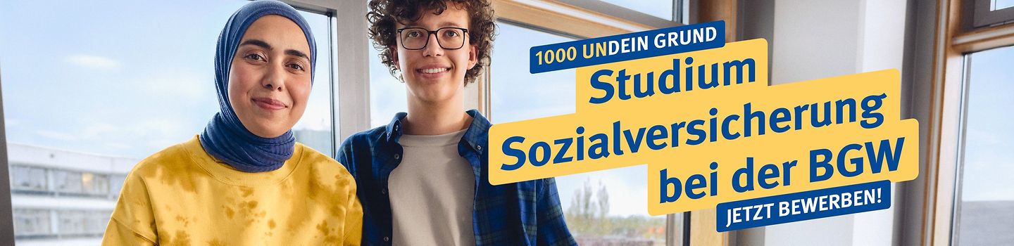 Eine junge Frau mit Kopftuch und ein junger Mann mit Locken stehen lächelnd vor einem Fenster im Büro, dazu der Text: "1000 undein Grund – Studium Sozialversicherung bei der BGW. Jetzt bewerben!"