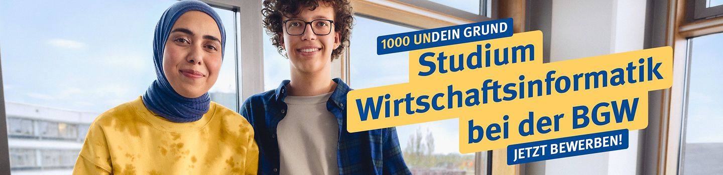 Studium Wirtschaftsinformatik bei der BGW Eine junge Frau mit Kopftuch und ein junger Mann mit Locken stehen lächelnd vor einem Fenster im Büro, dazu der Text: "1000 undein Grund – Studium Wirtschaftsinformatik bei der BGW. Jetzt bewerben!"