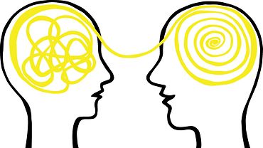 Psychische Belastungen Illustration - zwei menschliche Köpfe einander zugewand. In einem Kopf befindet sich ein Fadengwirr, im anderen Kopf ist der gleiche Faden ordentlich aufgerollt.