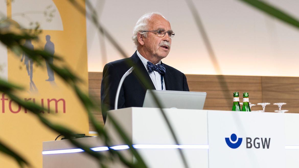 Der BGW-Vorstandsvorsitzende Dr. Gottfried von Knoblauch zu Hatzbach am Redepult.