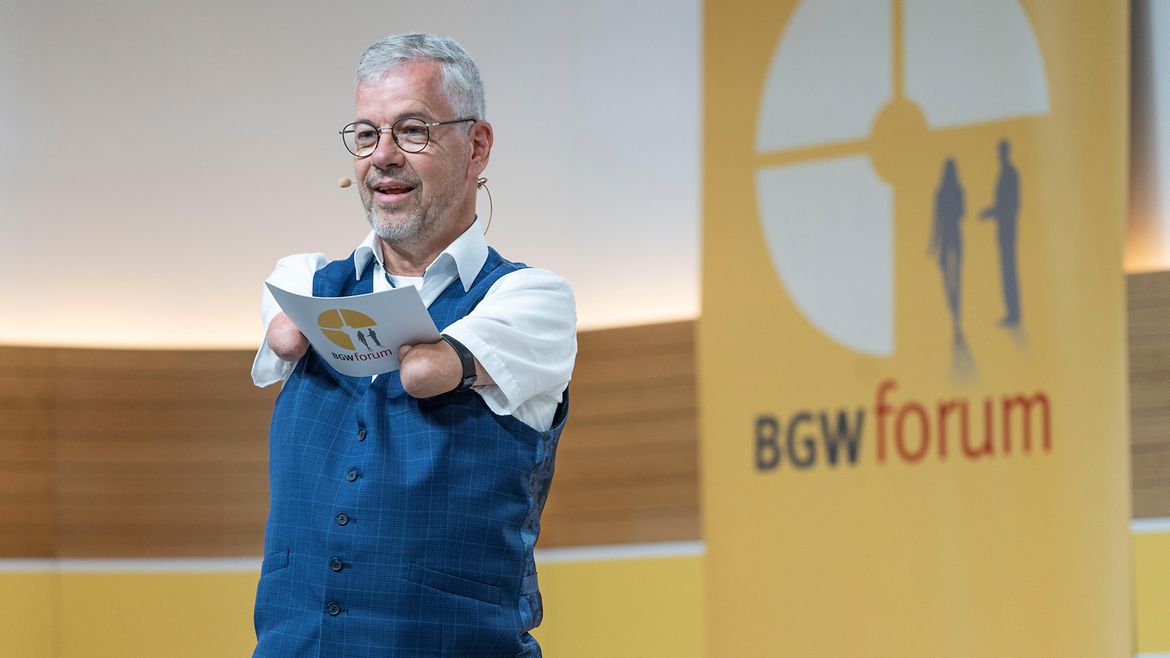 Moderator Rainer Schmidt auf der Bühne.