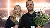 Nicole Schröder und Simon Gaußmann halten den Siegerpokal und Blumen in den Händen.