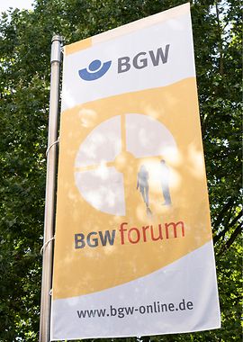BGW forum Flagge Eine Flagge mit dem logo des BGW forum vor einem Baum