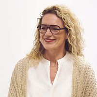 Simone Lorenz und Rehaberaterin Tineke Jülicher sitzen an einem Tisch und unterhalten sich.