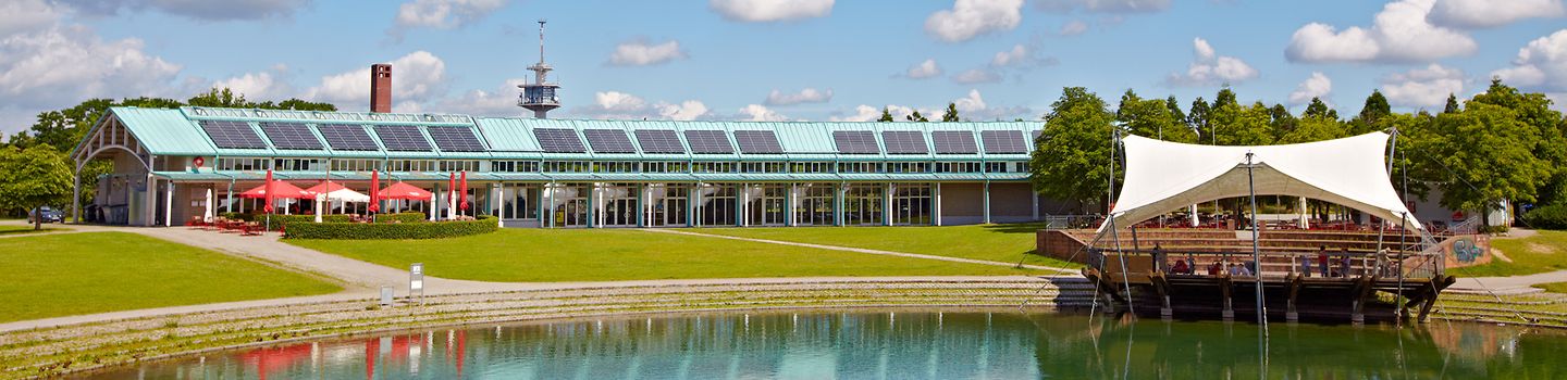 Freiburger Symposium Asicht des Tagungshotels am Seepark in Freiburg im Sommer