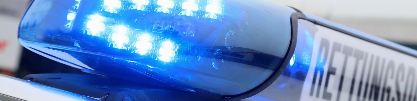 Blaulicht an Dachreling eines Rettungsdienstfahrzeugs