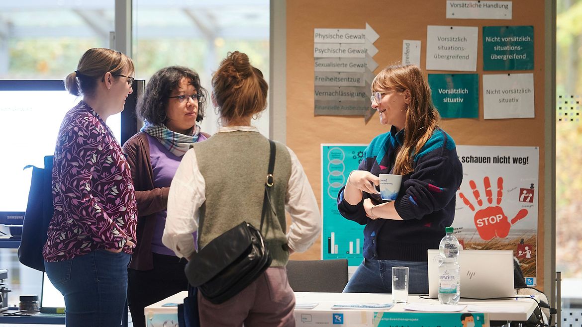 Vier Frauen unterhalten sich an einem Informationsstand