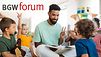 Bildcollage: Logo BGW forum neben einem Erzieher, der mit kleinen Kindern spielt
