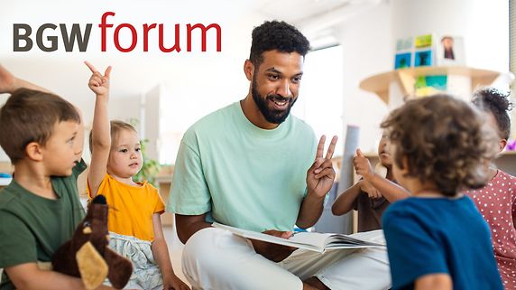 Bildcollage: Logo BGW forum neben einem Erzieher, der mit kleinen Kindern spielt