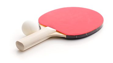 Tischtennisschläger mit einem Tischtennisball